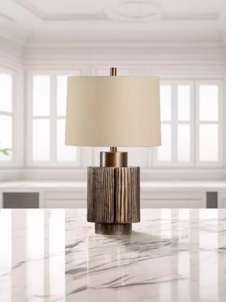 Description Picture 3 of itemPostmodern simple light luxury desk lamp designer living room bedroom model room desk lamp homestay retro hotel decorationתאורה
