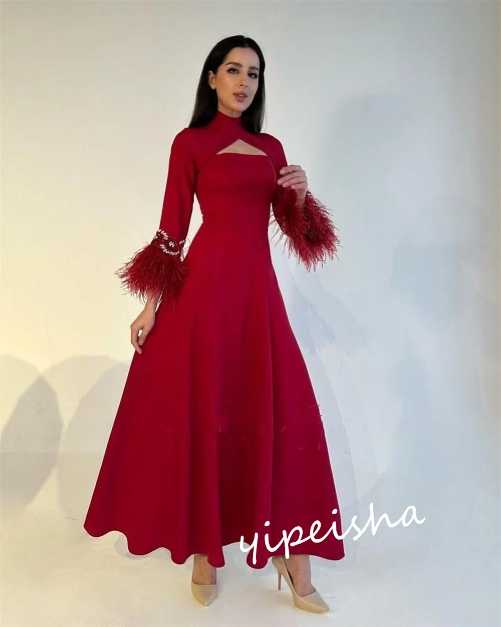 Рисунок 2 - Вечернее платье-трапеция с перьями