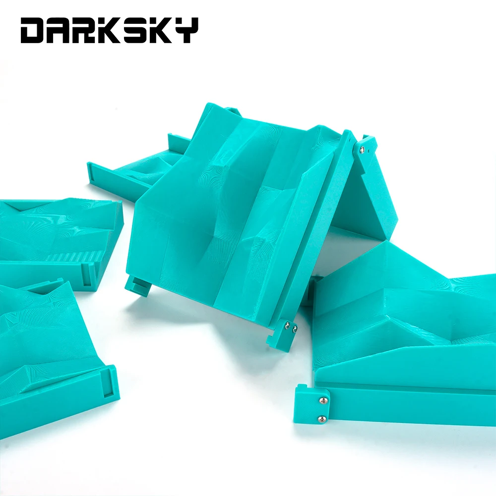 Voiture RC 1/24 franchissant un obstacle sur la piste Dark Sky, décor réaliste