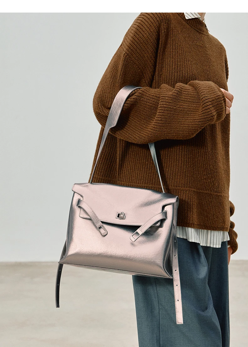 Split leather tote, lifestyle shot 2