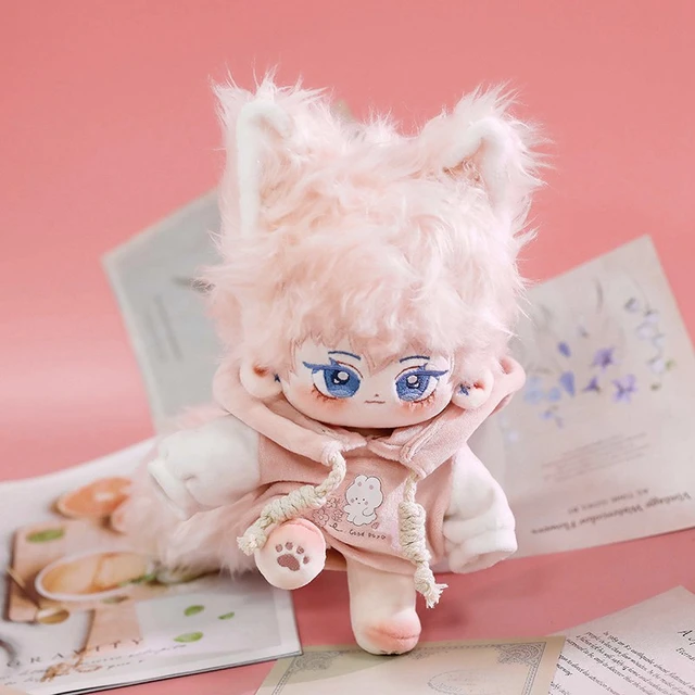 Uma série de fotos de bonecas cor de rosa com orelhas e orelhas cor de  rosa.