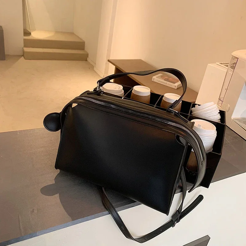 thumbnail image 1 of Bolsos de lujo con asa superior y bolsillo con cremallera en el interior, de un solo color, 2024, bolsos de gran oferta y sencillez suave para mujer, bolsos de moda para mujer, 1 of 5