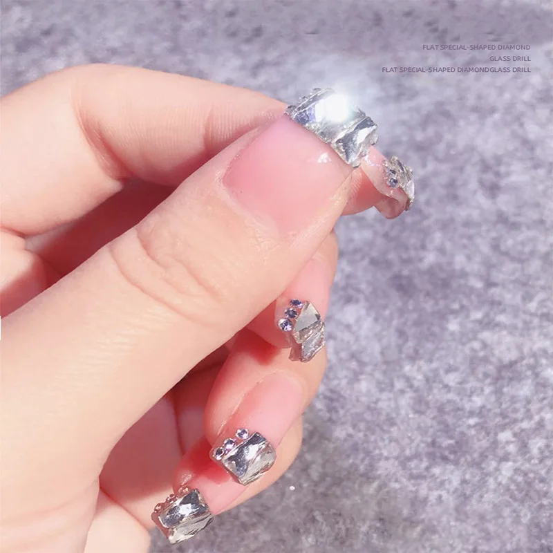 Heißer Verkauf K9 Clear White Boutique Nail Art Strasssteine mit flachem Boden Glaskristall 3D Nageldekoration Mehrere Formen Großhandel – Detail 2
