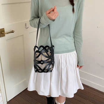 Nuova Borsa a Secchiello Estiva in PU Intrecciato con Dettagli Traforati, Borsa a Spalla Casual di Tendenza per Donna, Borsa a Mano da Spiaggia con Design Elegante