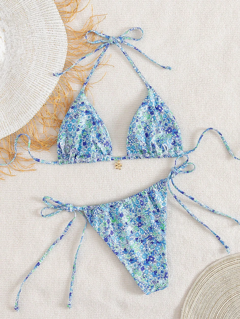 Costume da bagno donna micro bikini - Modella in piscina