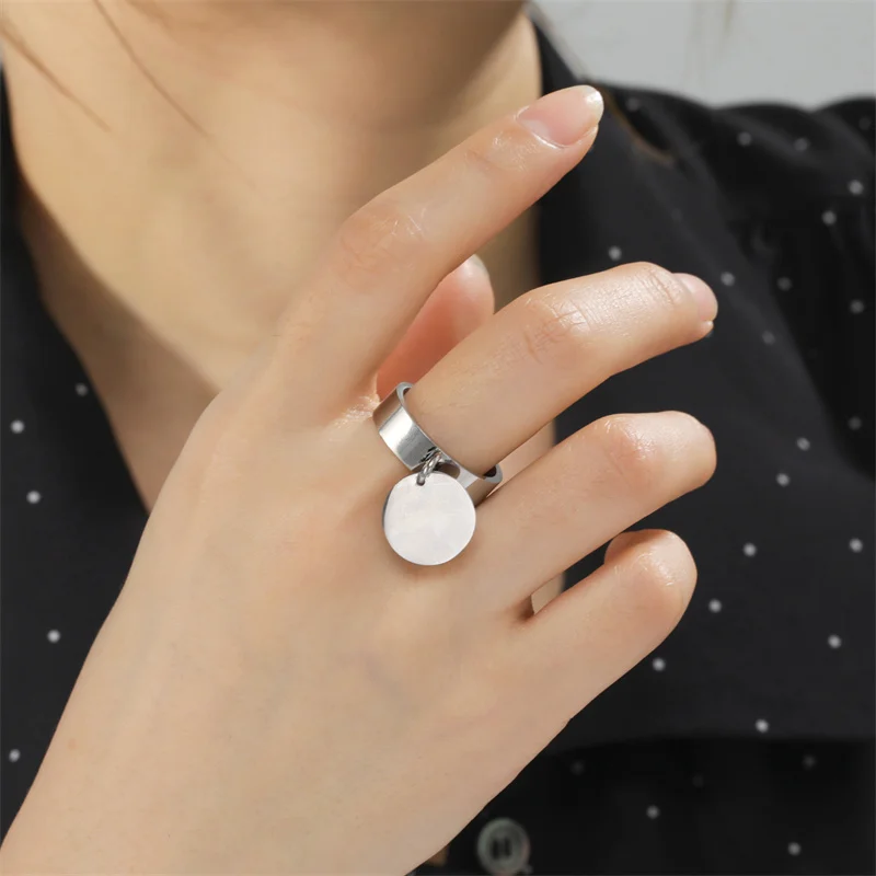 Goldfarbene minimalistische Ringe aus Edelstahl mit rundem Anhänger für Frauen, koreanische Mode, Paar-Fingerringe, 2023, Trendschmuck – Detail 13