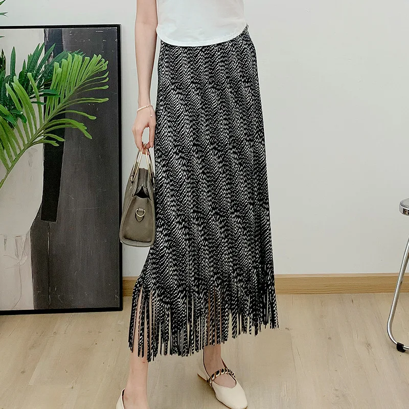 

COZOK Tassel Hot Stamping Pleated Women's Half Skirt, Fashionable Contrasting Color, Summer New Slimming A-line Skirt WT5136