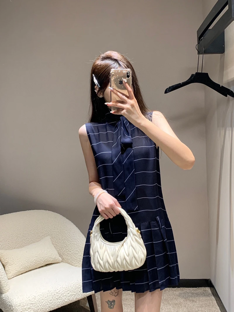 

Fairy style women's dress is fashionable, sweet, and elegant, with a ribbon bow and sleeveless pleated vest skirt