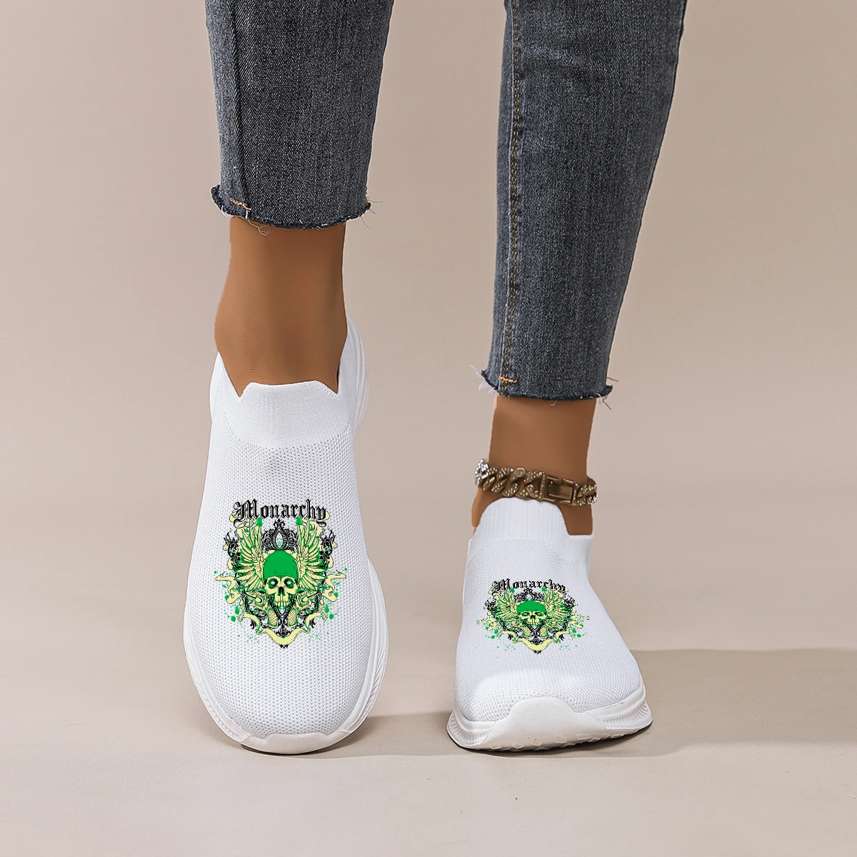 Tênis feminino preto sem cadarço com estampa de caveira: malha respirável, casual e moderno. Perfeito para uso diário e estilo de rua.