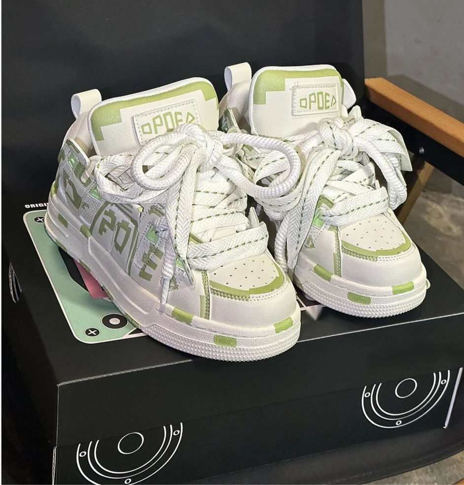 Pantofi sport cu șireturi duble și graffiti pixel, verde deschis, la modă, 2024_voghion.com