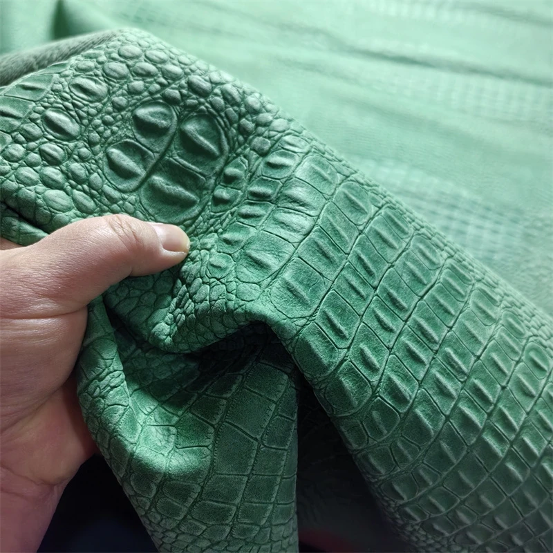 1mm 노란색 갈색. 청록색 악어 소가죽. 첫 번째 레이어 가죽. 진짜 가죽 원단. 지갑용 수제 DIY. 전체를 잘라냅니다.