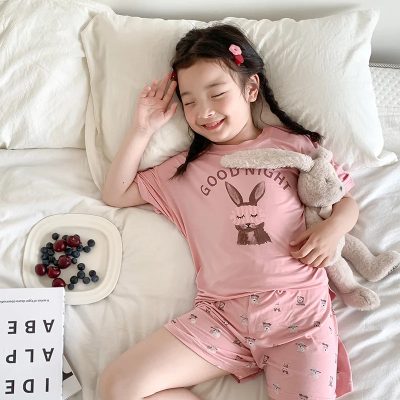 

Летняя Корейская коллекция 2024 года, детская мягкая рубашка с мультяшным кроликом и буквенным принтом для девочек, хлопковые шорты, костюм, детская одежда для сна для девочек