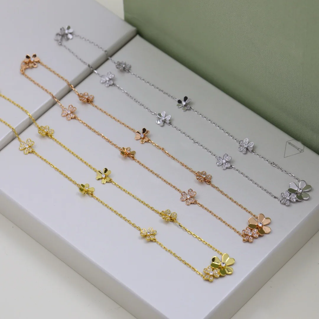 

Fashionable and Classic New Full Diamond Clover Nine Flower Necklace Suitable for Women's Daily Wear to Wedding Parties