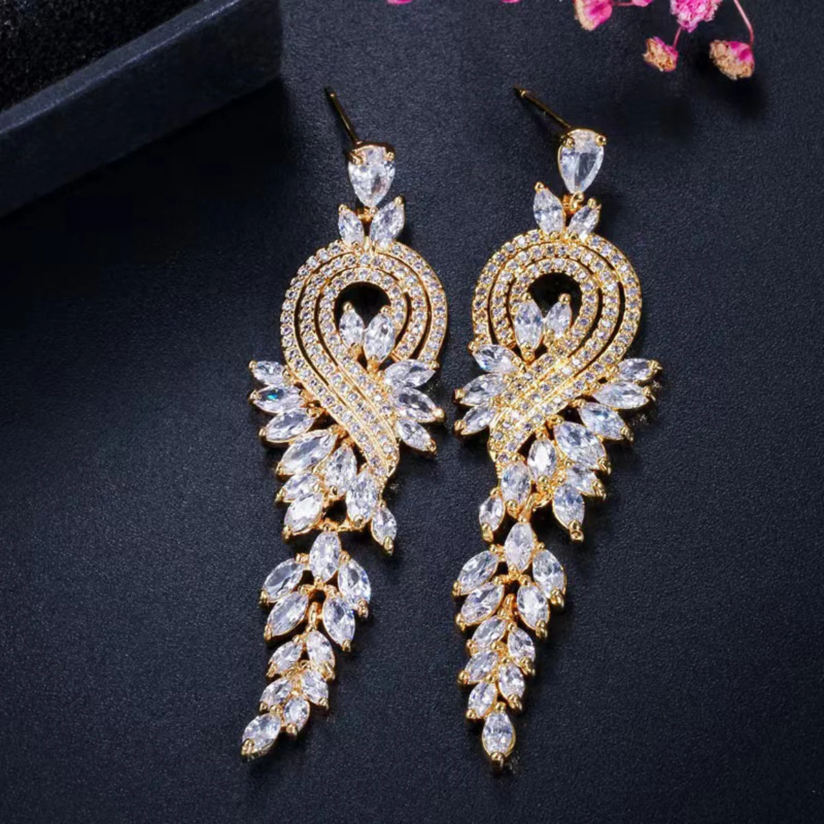 2 Pieces Of Women's Trendy Long Tassel Leaf Earrings