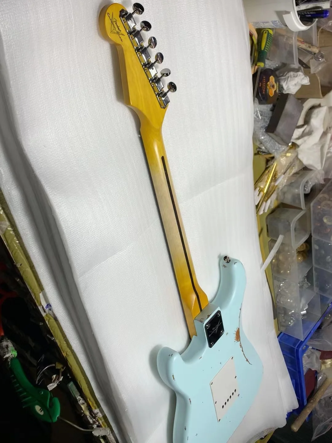 ST electric guitar High-end ST guitar High-definition glossy baked paint Good workmanship Good sound Comfortable hand fee