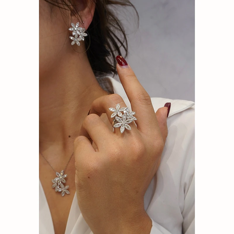 Sb68339061f8f432aa9754686473cba37z Aazuo 18K Solid White Gold Real Diamond 1.35ct 3 Flowers Necklace With Chain Gifted For Women Luxury Party 18 Inch Au750