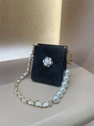 Elegante Custodia a Catena con Fiori di Perla