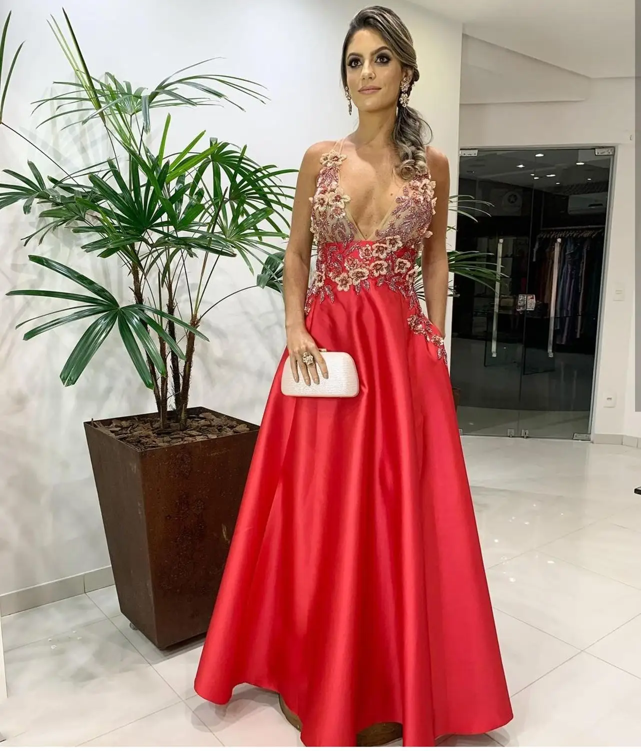 

Женское атласное платье с V-образным вырезом, без рукавов