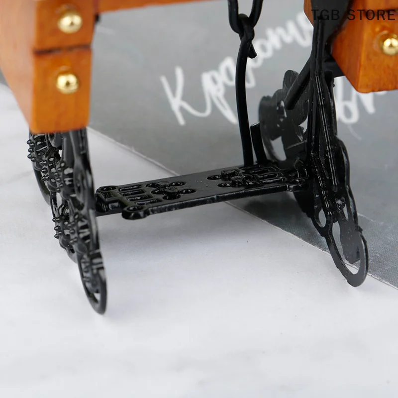 Vintage Miniatur-Nähmaschine mit Stoff für Puppenhaus-Dekoration im Maßstab 1:12 – Detail 11