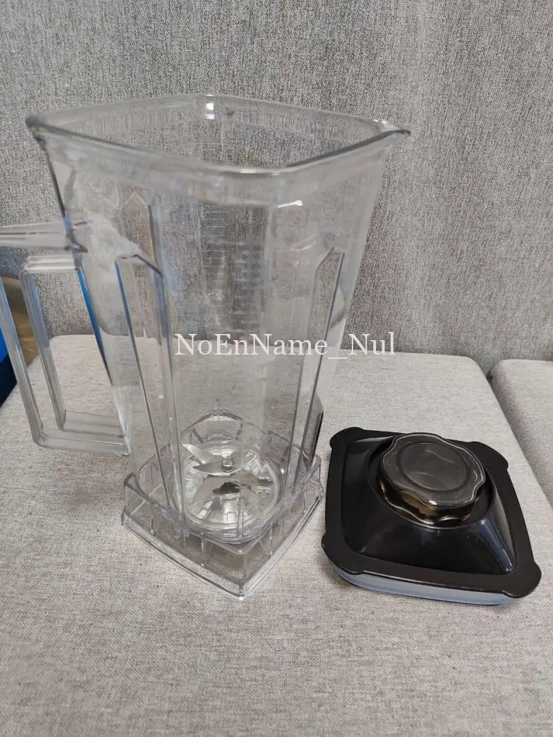 https://ae01.alicdn.com/kf/Sb690501d55aa4335a4fbc70cca8efef7m/1PCS-2L-Square-Container-Jar-Jug-Pitcher-Cup-bottom-with-serrated-smoothies-blades-lid-for-commercial.jpg