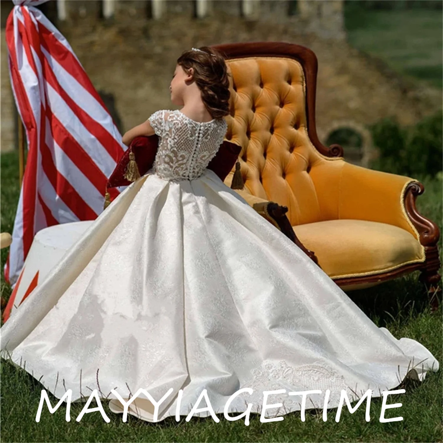 

Luxury Flowers Girls Dresses For Wedding with Pearl Girls Pageant Gowns Sweep Train Custom Made Birthday Party Customes