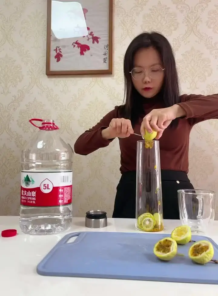 KAYKAI Brocca d'acqua in vetro con coperchio tazza e beccuccio, 2 l, grande caraffa per acqua fredda e calda con manico, brocca per bevande e acqua, bottiglia d'acqua fredda per tè freddo
