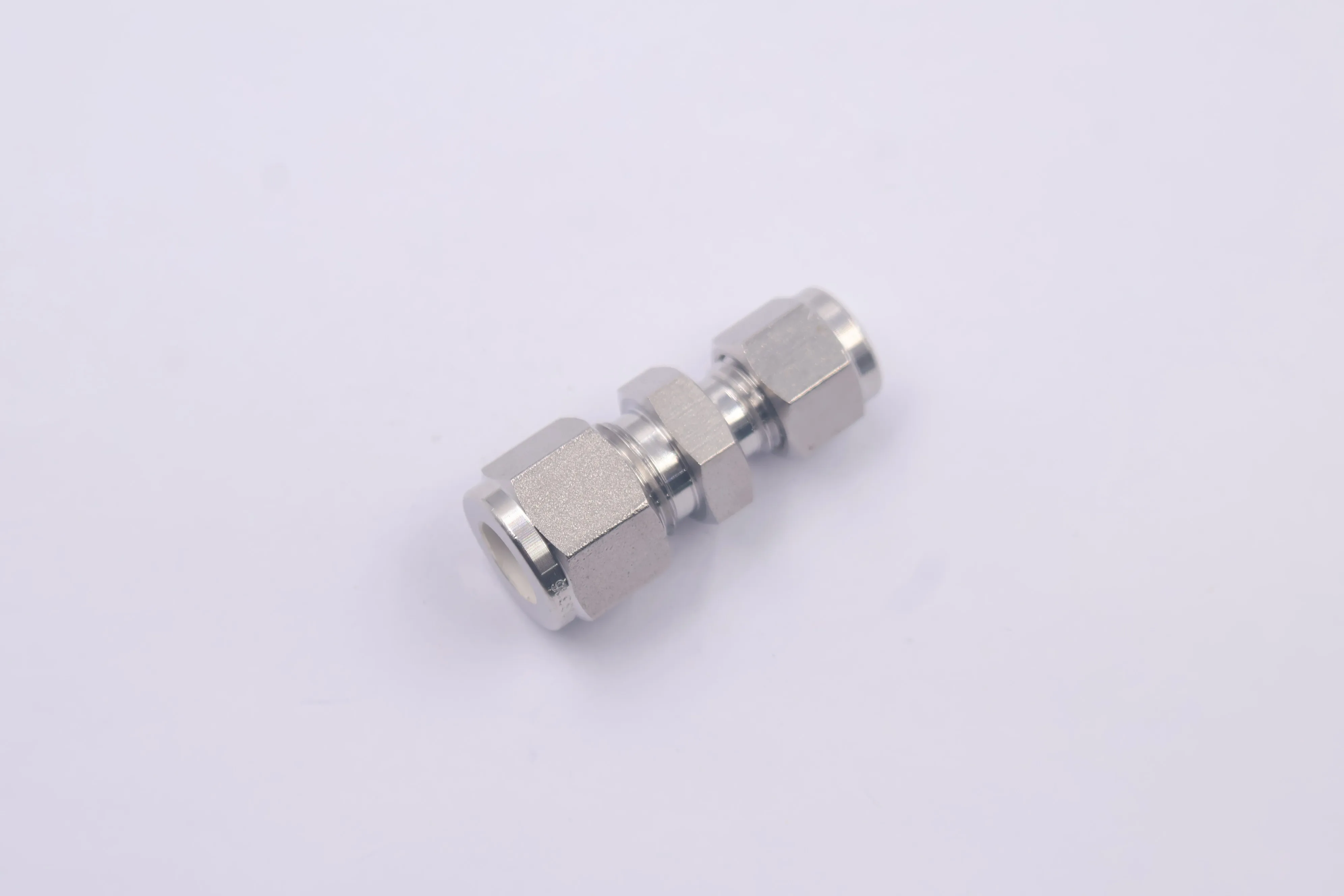 SS-400-6-2BT, Stainless Steel Tube Fitting, Bored-Through Reducing Union,1/4 in. x 1/8 in. Tube OD,Can Combination with Swagelok