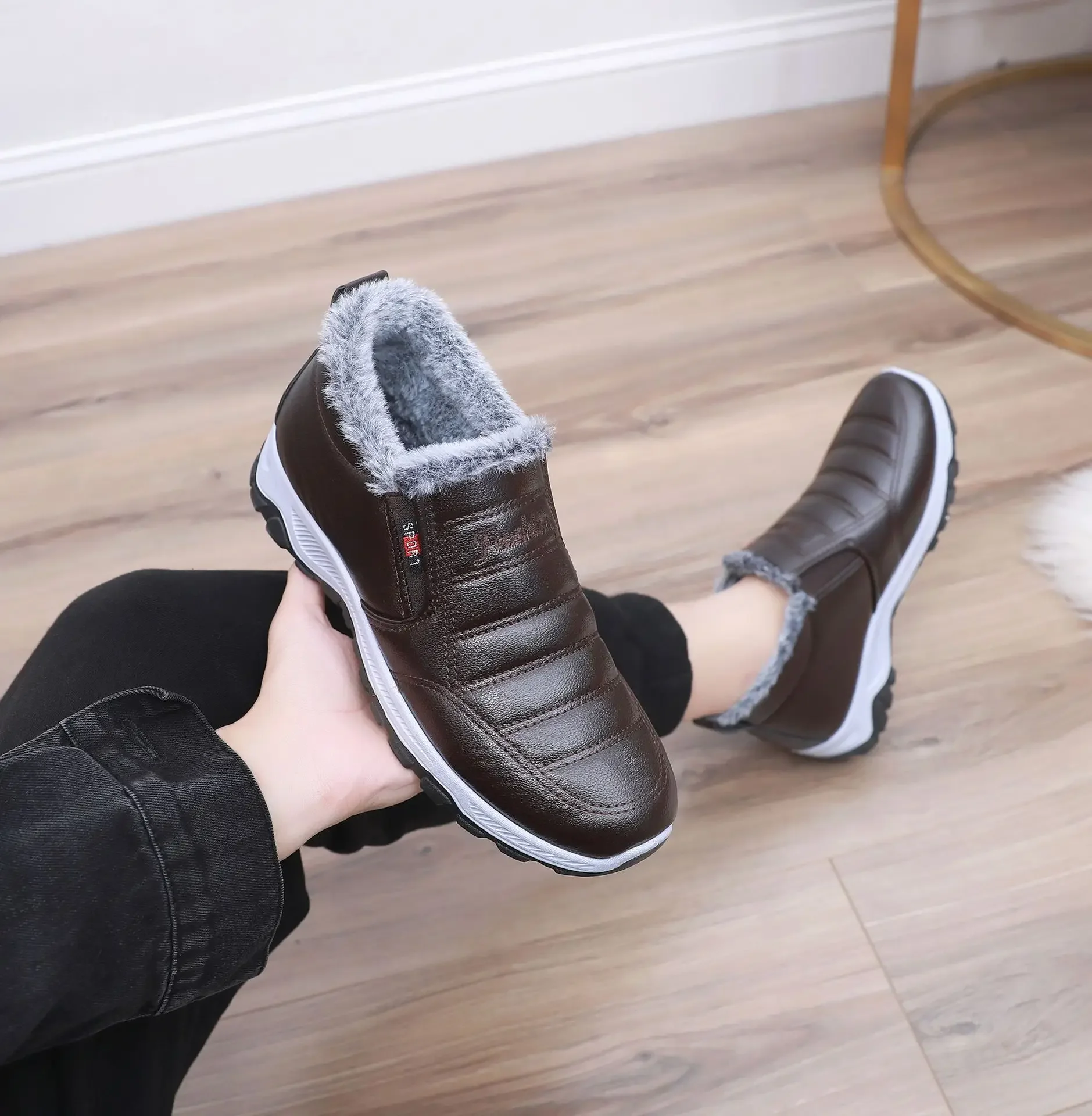 أحذية شتوية سميكة للنساء من القطن بكين سطح جلدي مقاوم للماء دافئ مبطن بالصوف ومضاد للانزلاق أحذية مريحة