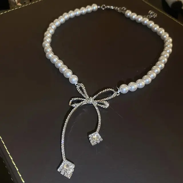 Collier avec nœud en perles et strass pour femmes, mode légère, Niche de luxe, chaîne de clavicule, nouvelle personnalité, bijoux de fête 1