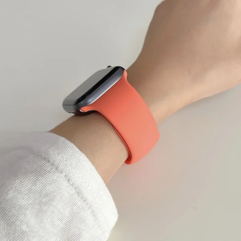 Silicone Sport Band for Apple Watch - Versatile and Durable Strap Accessory