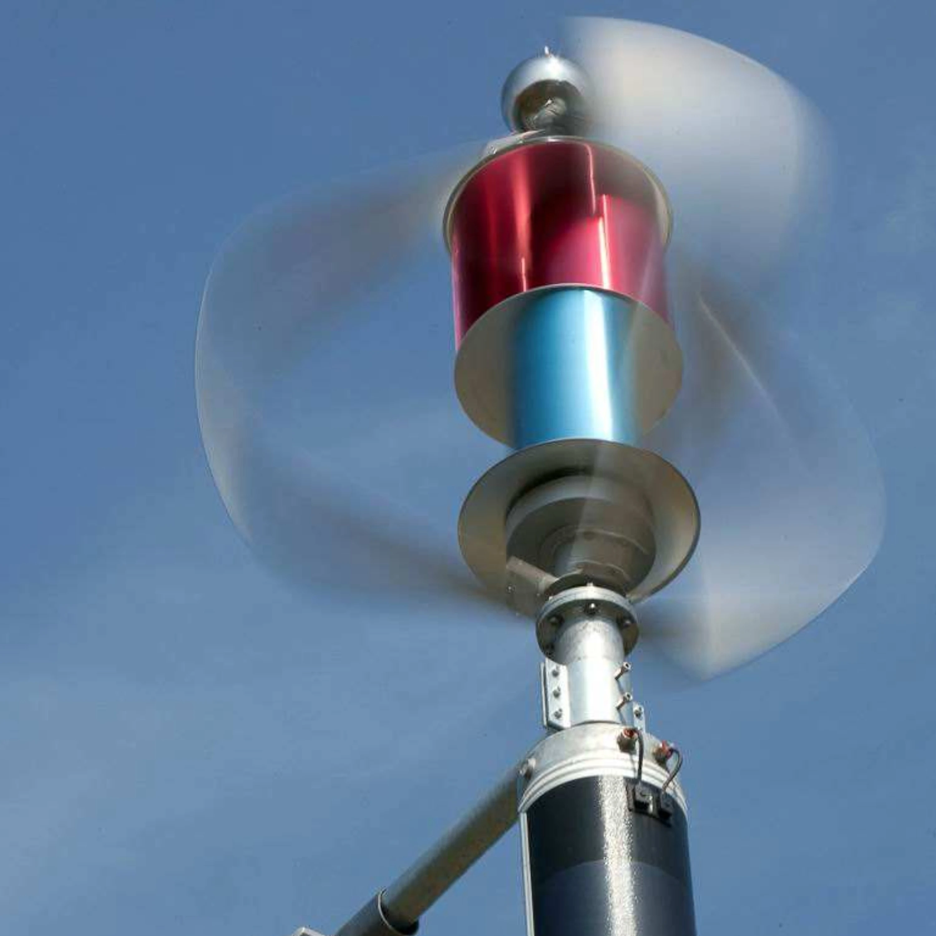 กังหันลมผลิตไฟฟ้าแบบแกนตั้ง เสียงเบา 1KW/2KW 12/24/48V พร้อมตัวควบคุมไฮบริด MPPT อินเวอร์เตอร์ สำหรับใช้ในบ้านและฟาร์ม 1