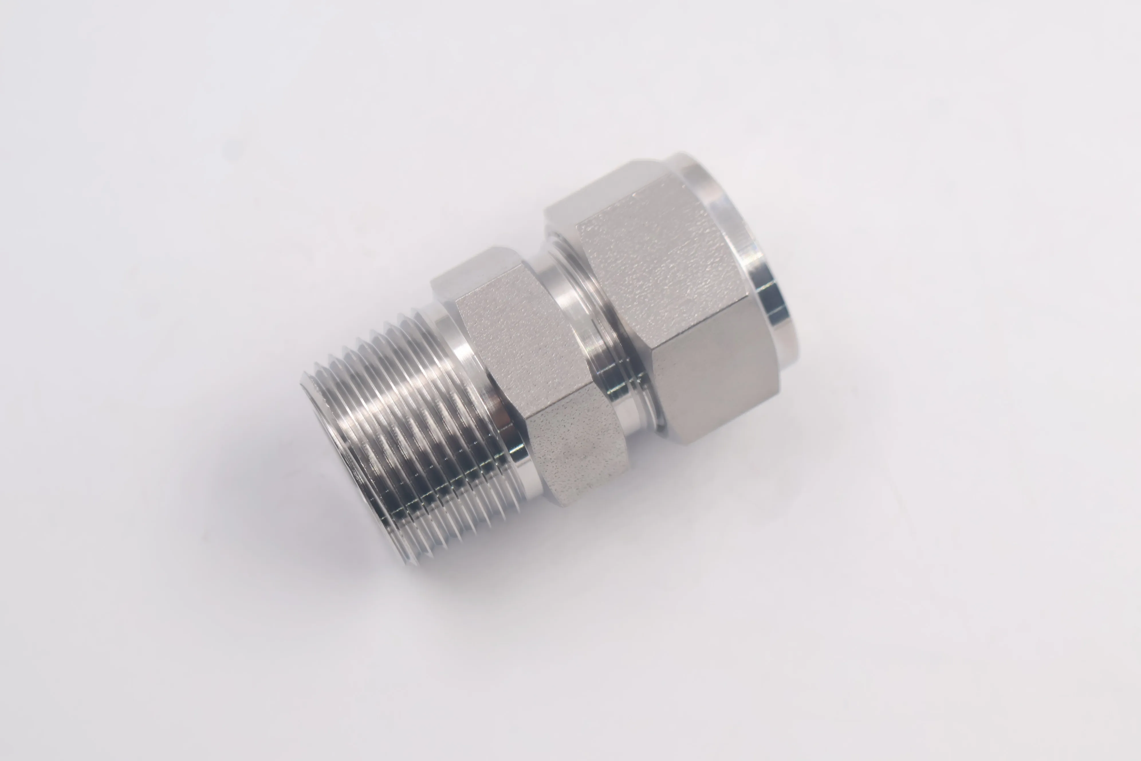 SS-1210-1-12BT, Tube Fitting, Bored-Through Male Connector, 3/4 in. Tube OD x 3/4 in. Male NPT, Can Combination with Swagelok