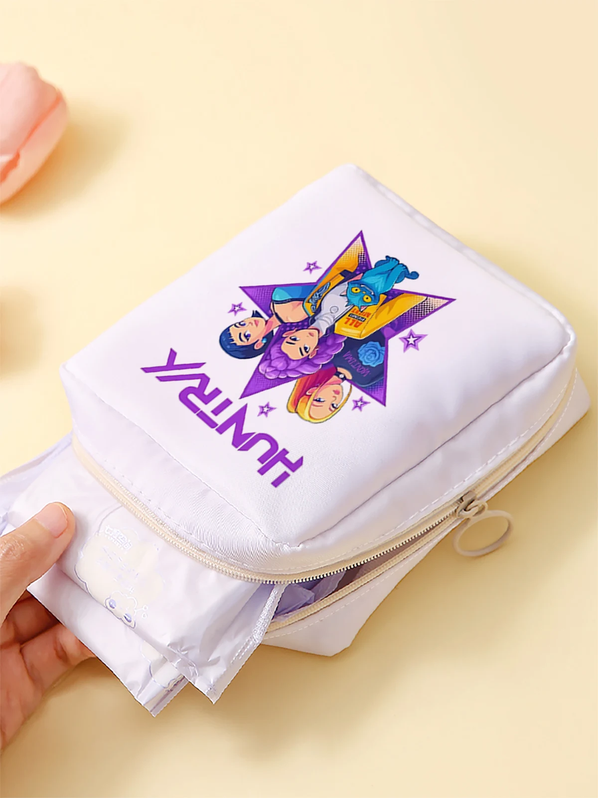 Cartoon pattern printed sanitary napkin storage bag, women's lightweight tissue bag, sanitary tissue bag