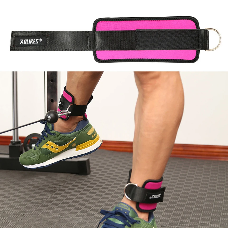 Il Giovane Esegue L'esercizio Con La Macchina Di Sollevamento Pesi Nella Forma Fisica Image101814704 - Foto 11