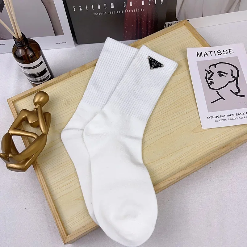 الكلاسيكية لون نقي أسود أبيض حرف P تسمية مثلث المأ...