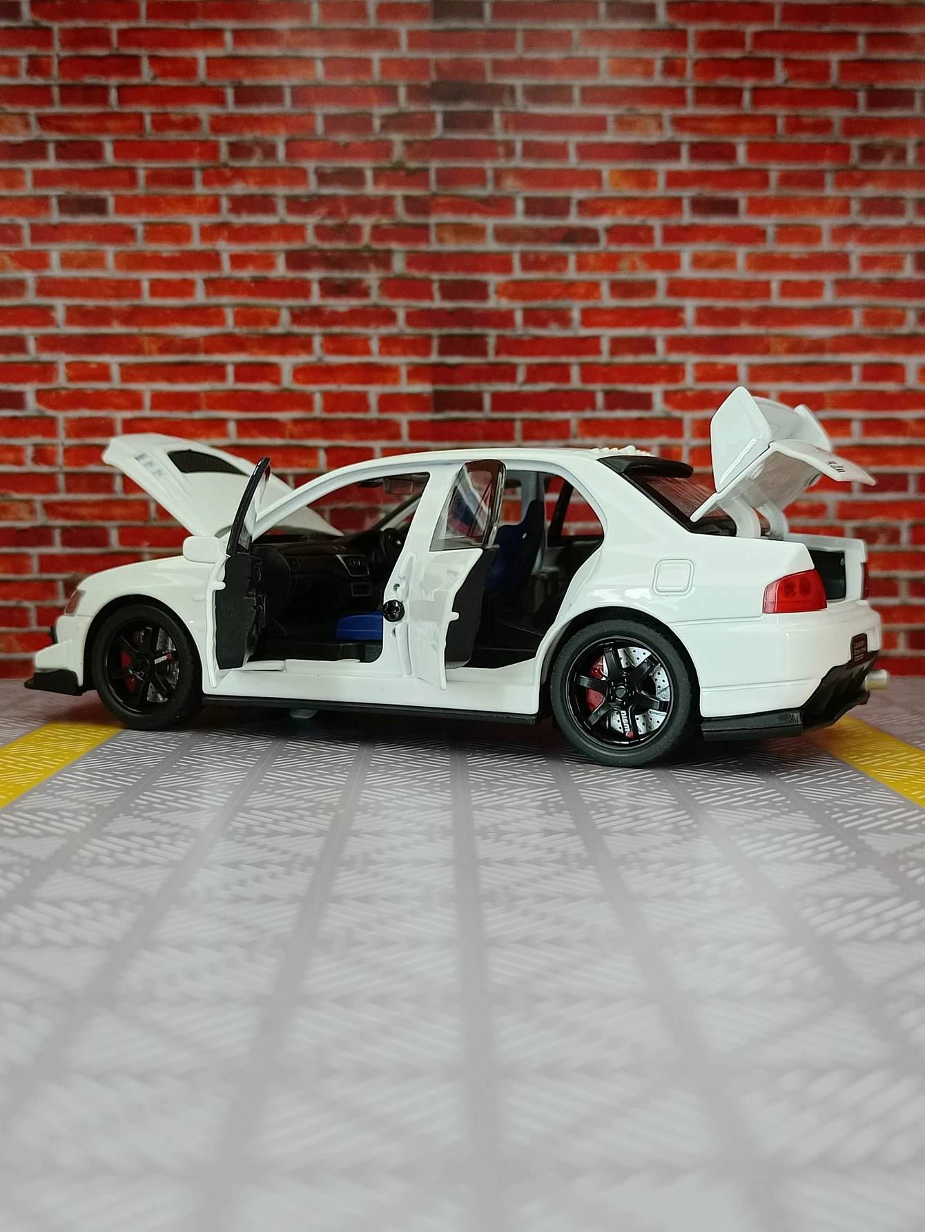 1:32 Mitsubishis Evo 9 Alloy Racing Car Model Diecast Metal Toy Car High Simulation Sound and Light Kid Toy Gift Collection 5