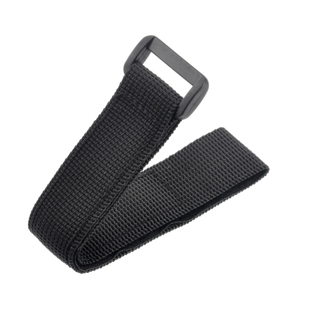 Caméra GoPro équipée d'une dragonne de poignet télécommandée, parfaite pour capturer des vidéos en skate ou surf.