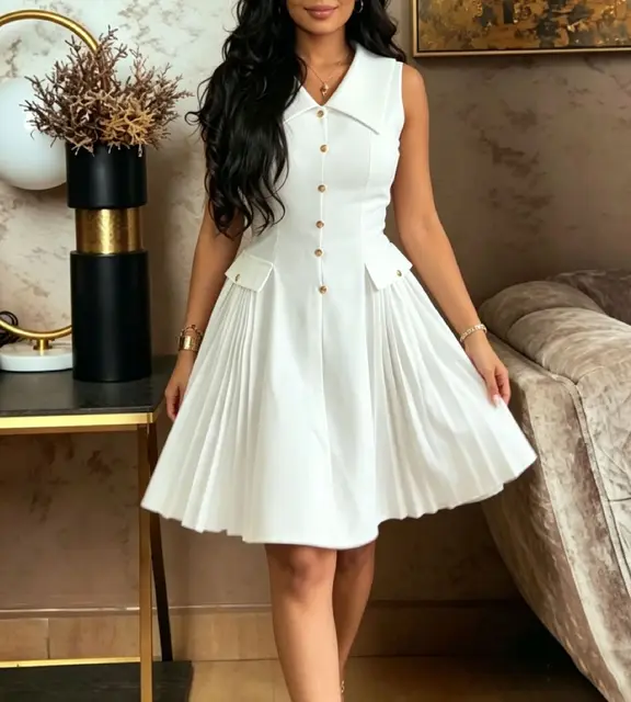 Robe de travail élégante pour femmes, col à boutons dorés, sans manches, coupe ample, style plissé. 2 Robe de travail élégante pour femmes, col à boutons dorés, sans manches, coupe ample, style plissé. 2