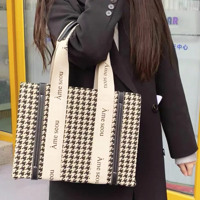 The black houndstooth is a new stylish and versatile tote bag that is  versatile and versatile for all seasons, suitable for use on the go