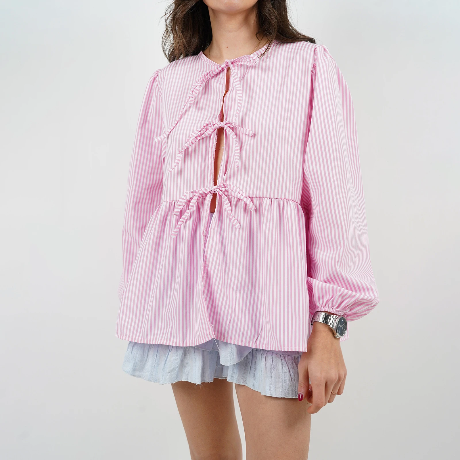 

Блузка женская с длинным рукавом, круглым вырезом и завязкой спереди