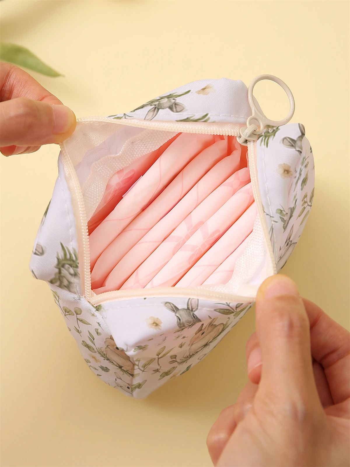Rabbit printed sanitary napkin storage bag, women's lightweight tissue bag, sanitary tissue bag