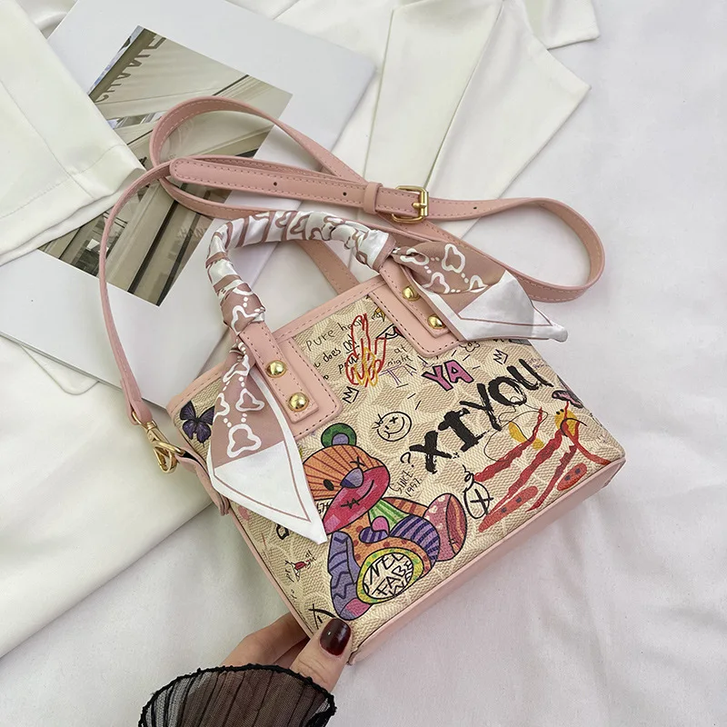 حقيبة يد عصرية بتصميم جرافيتي فني للنساء، تتميز بح...