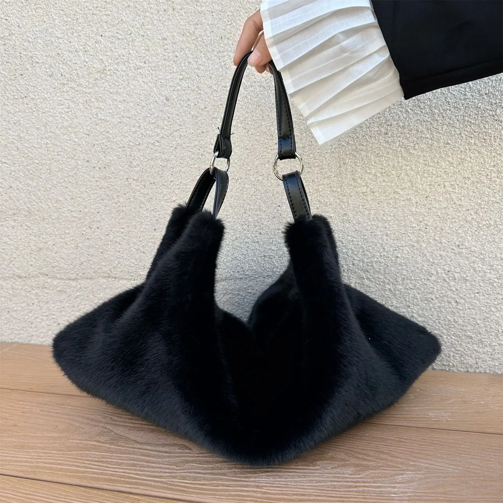 Women's Plush Crossbody Bag Single Shoulder Handbag Large Capacity Casual Autumn Winter Fur Bag Fashionable All-Match Bag