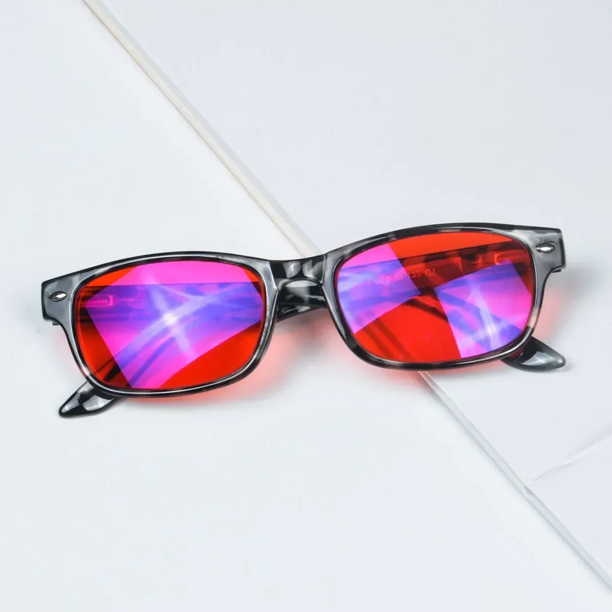 Brille mit roten Gläsern, besserer Schlaf vor dem Bett. Verwenden Sie eine blaue Lichtfilterbrille mit orangefarbenen Gläsern für den langen Gebrauch von Kunststoffrahmen – Detail 7