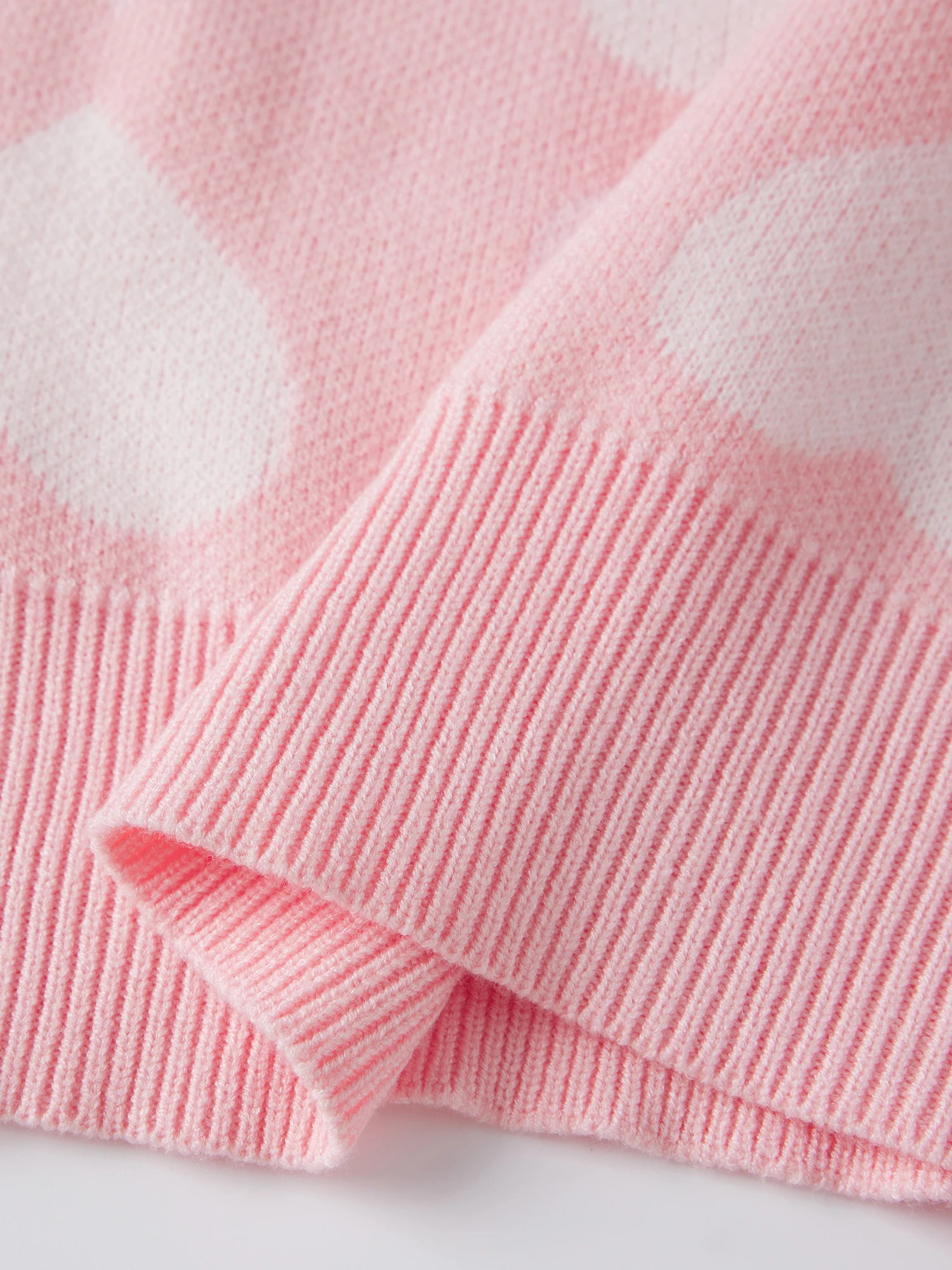 Women s Cozy Knit Sweater with Heart Print Detailing Crew Neckline and Long Sleeves - Stylish Pullover for Fall and Winter