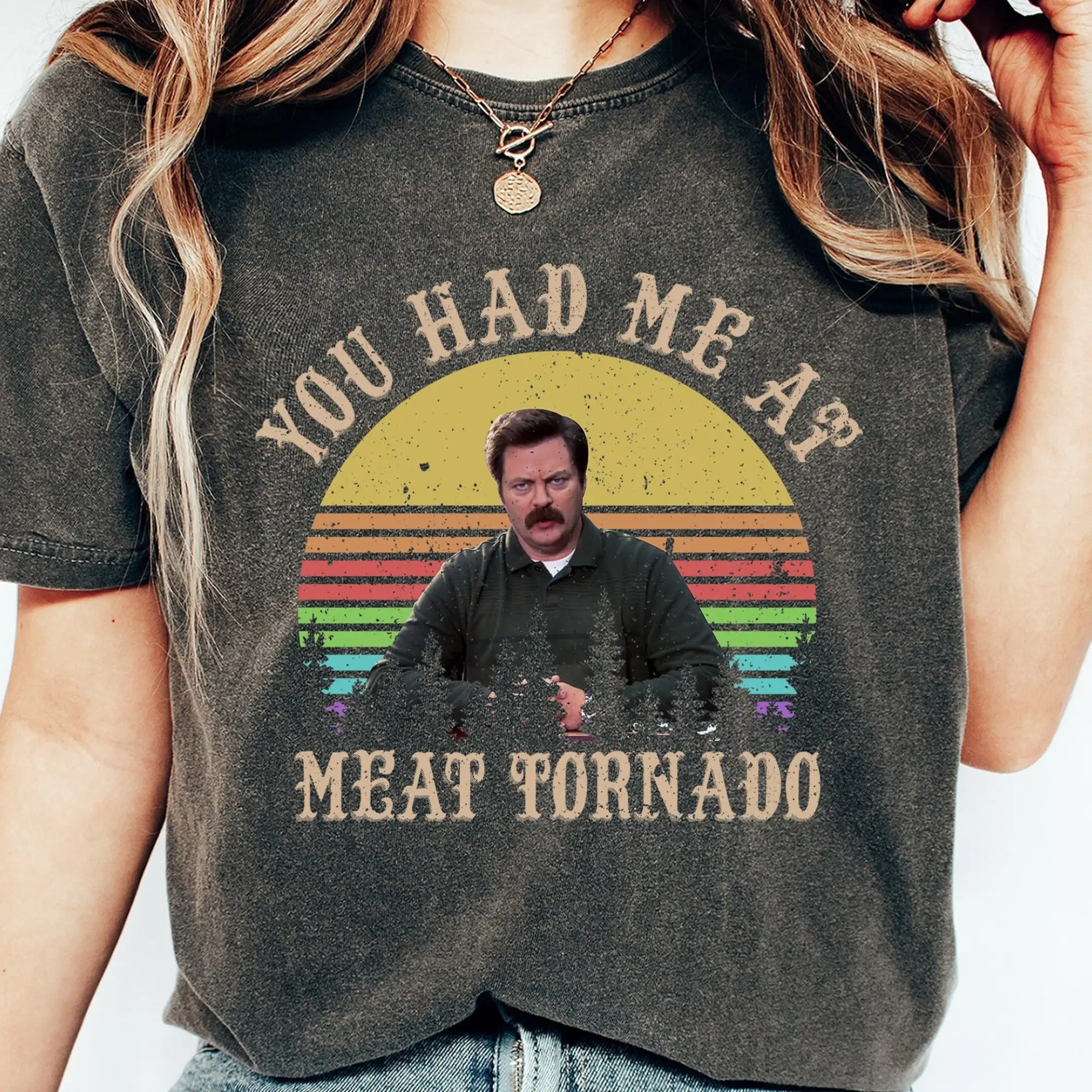 Ron Swanson You With Me At Meat Tornado Sunset Vintage Comfort Colors T Shirt Divertente Per Donne E Uomini