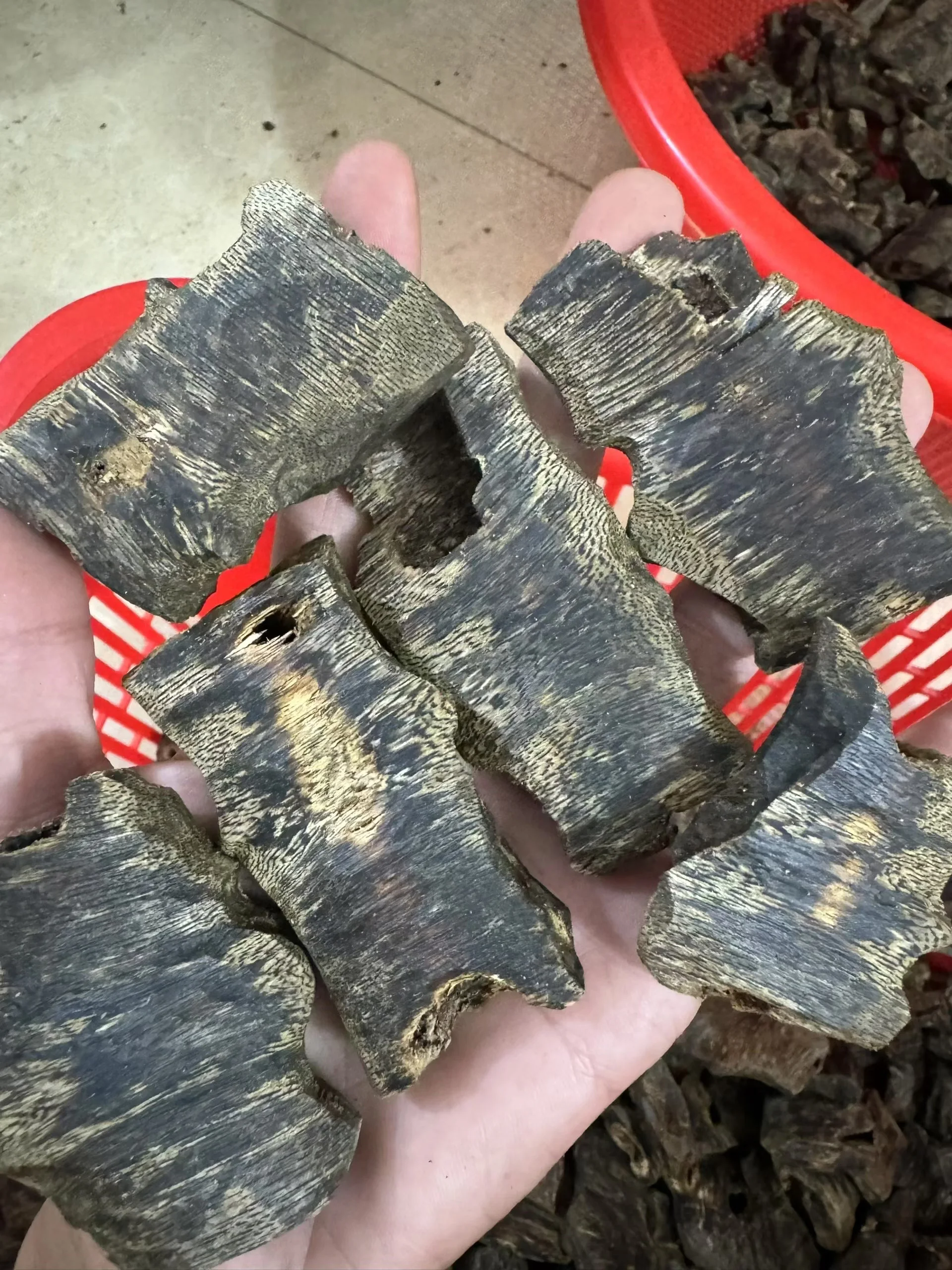 20 جرام / 50 جرام / 100 جرام / 200 جرام البخور الطبيعي |   رقائق العود الفيتنامية بدرجة الغرق (صغيرة) - راتينج عالي، خشب تحت الماء