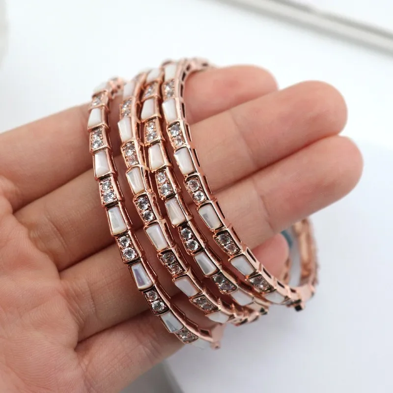 

Роскошный брендовый ретро браслет в форме змеи с инкрустацией из розового золота, браслет с натуральной ракушкой из циркония для женщин 2024, трендовые ювелирные изделия