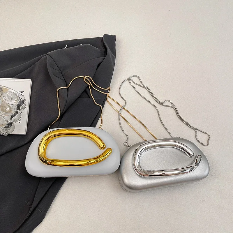 Pochette tendance en cuir PU pour femmes, avec chaîne, décoration en métal, sac de soirée, pochette à bandoulière pour dîner de soirée