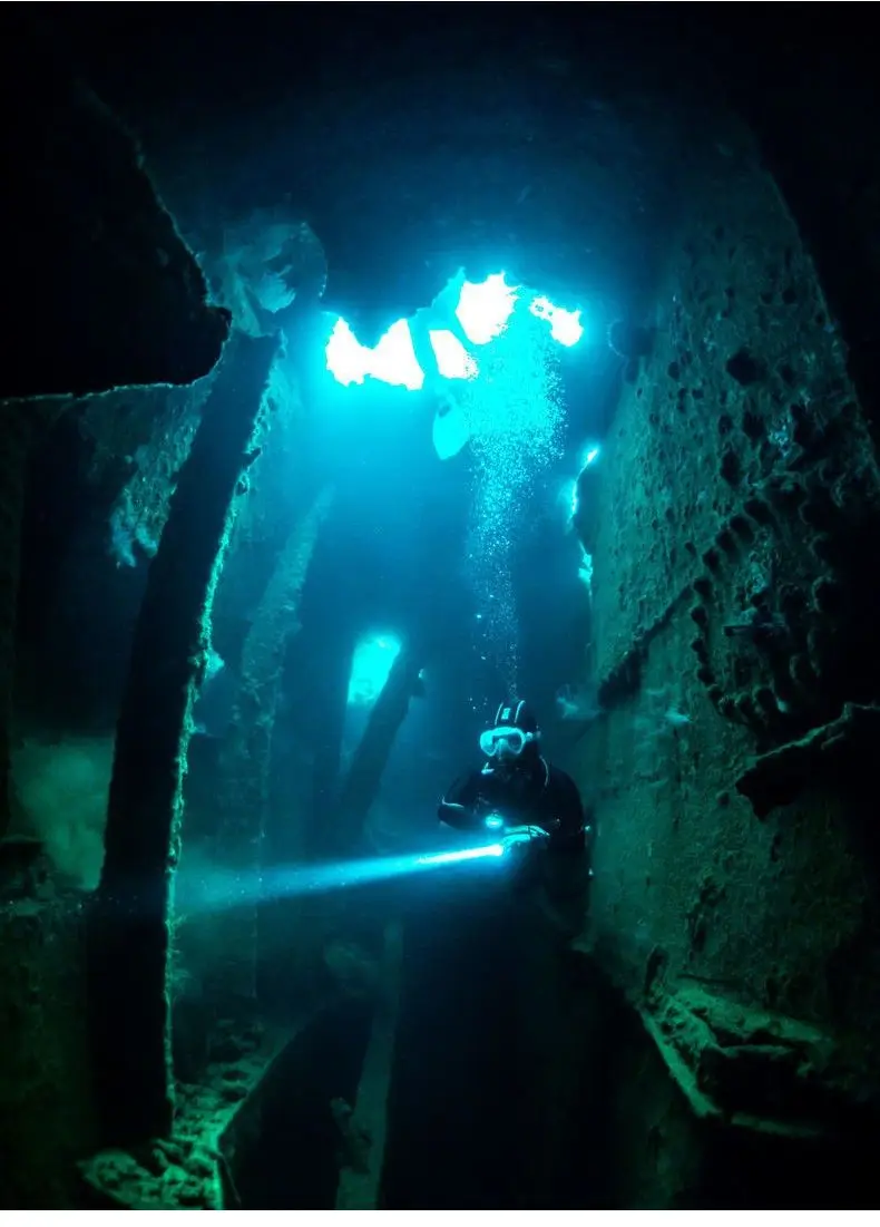 Description Picture 5 of itemNew XHP50LED Professional Diving Flashlight High Power Underwater 50M Dive Torch Scuba Diving Flashlights Fishing Hunting Lamp